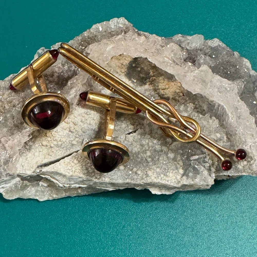 VTG Krementz 1940s rose tone ruby red glass stone cufflinks and tie bar set